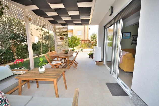 Vodice – umeblowane trzypokojowe mieszkanie z ogrodem, 500 m od plaży