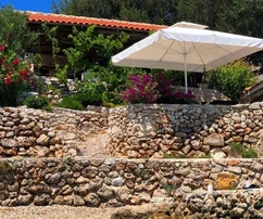 Mala Rava, casa e taverna in ottima posizione, prima fila sul mare