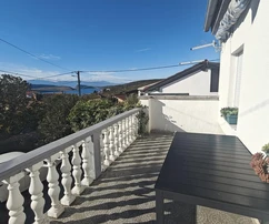 Jadranovo, Haus mit drei Apartments, Meerblick, Parkplatz und Garten, nahe am Meer