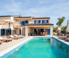 VILLA DI LUSSO CON PISCINA E GIARDINO, IN UNA ZONA TRANQUILLA!