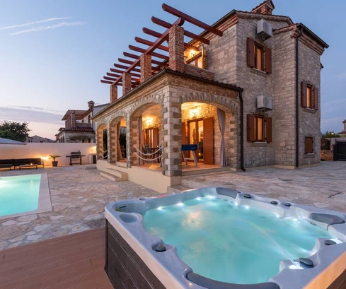 Moderní kamenný dům s bazénem na prodej ve Svetvinčenatu v Chorvatsku