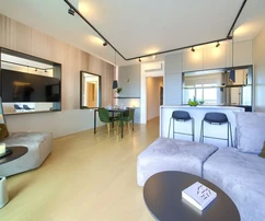 APARTAMENTO MODERNAMENTE AMUEBLADO CON VISTAS AL MAR, EN UNA UBICACIÓN ATRACTIVA.