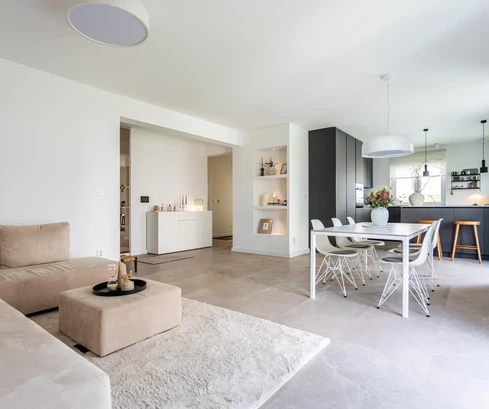 Appartamento con tre camere da letto con cortile e piscina in vendita a Podstrana in Croazia