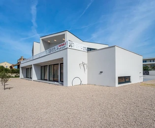 Villa bifamiliare in vendita a Vodice con piscina e vista mozzafiato in Croazia