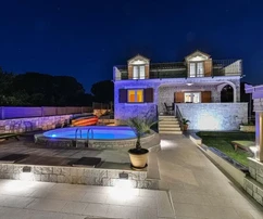 Drvenik Mali, villa úszómedencével és két melléképülettel, közvetlenül a tengerparton