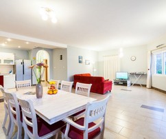 Luksusowa willa nad morzem z basenem w spokojnej zatoce na Korčuli