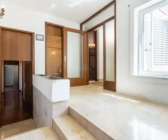 SAMOSTATNE STOJACI DOM S PANORAMATICKÝM VÝHĽADOM NA MORE A VEĽKOU ZÁHRADOU!