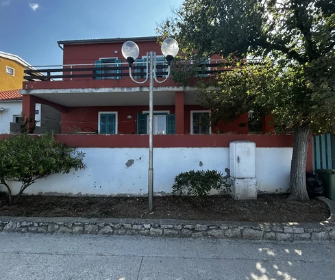 Amplia casa de tres pisos junto al mar disponible para la compra en Croacia