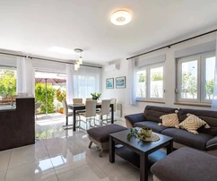 Moderní dům s výhledem na moře na prodej v Okrugu v Chorvatsku