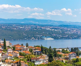 Trzypokojowe mieszkanie na sprzedaż w Opatiji z basenem w Chorwacji