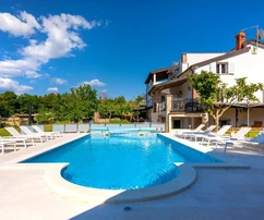 Großzügiges Einfamilienhaus mit Pool und mehreren Wohnungen zu verkaufen in Kroatien