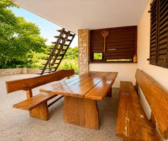 Krk, Baška, maison individuelle avec deux appartements et un grand jardin