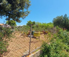 Terrain hors zone constructible avec structures légalisées
