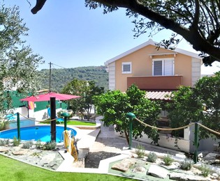 Charming Ciovo House with Pool Near Beach