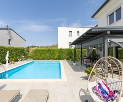 Poreč, Rosini, modern és elegáns családi villa medencével és tengerre néző kilátással
