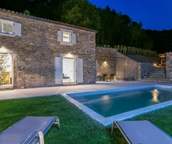 Kamienny dom projektanta z basenem i pięknym widokiem, Istria, Oprtalj