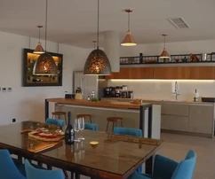 Residencia de lujo con piscinas, pista de tenis y edificio auxiliar