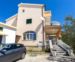 Casa familiare in vendita a soli 250 metri dalla spiaggia a Vodice in Croazia
