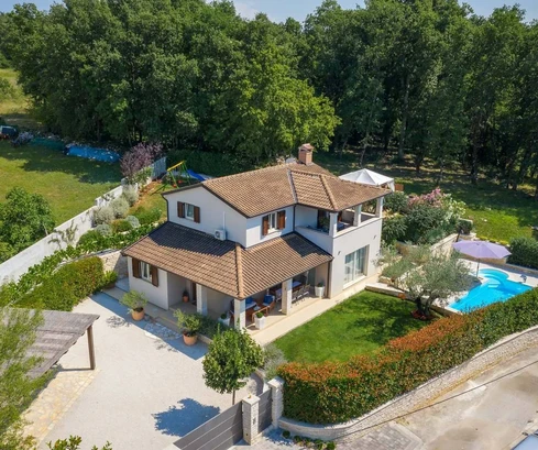 Une maison avec piscine à vendre dans un village paisible près de Poreč en Croatie