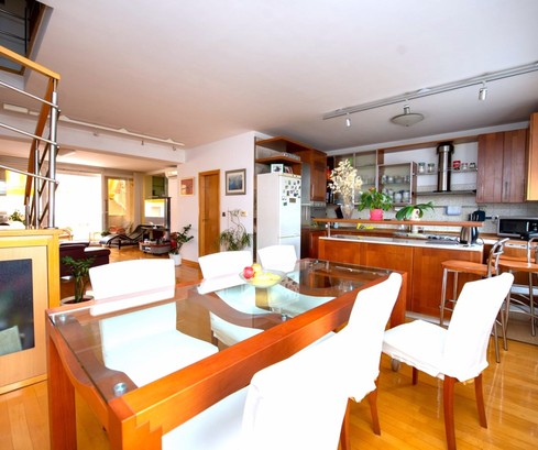 Appartamento duplex diviso con terrazze in vendita