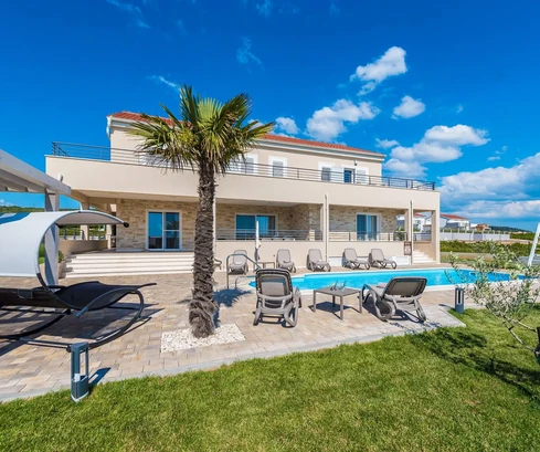 Villa en venta en Sukošan con piscina y jardín en Croacia