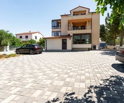 Pakoštane, Drage, dom s tromi bytovými jednotkami, 600 m od mora