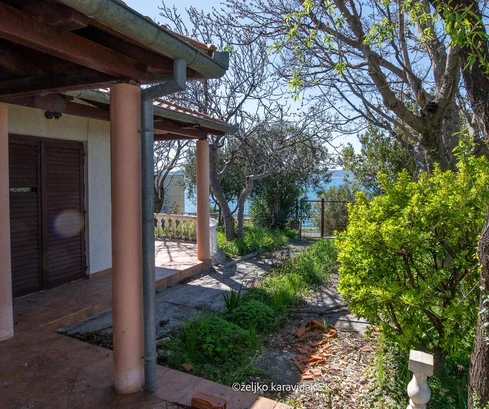 Haus zum Verkauf in Zadar-Karma direkt am Meer in Kroatien