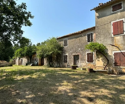 Pozemok na predaj vo Vižinade s kamennými domami v Chorvátsku