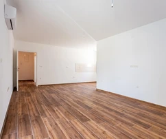 Apartamento de tres dormitorios en venta justo en la costa en Okrug, Croacia