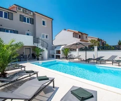 Medulin, Banjole: Casa familiar multifamiliar en venta - A solo 500 m del mar