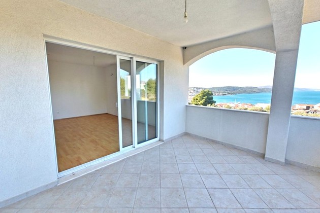 Ciovo appartamento con due camere da letto e vista sul mare in vendita