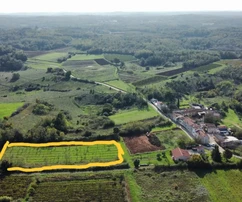 Istria, Višnjan: Terreno edificabile in vendita in un tranquillo villaggio istriano