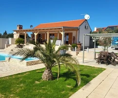 BIOGRAD, Donja Jagodna – LEHETŐSÉG, CSÖKKENTETT árú villa medencével, természetre néző kilátással