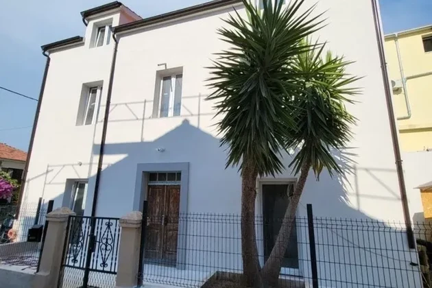 Trogir, Čiovo, maison individuelle de 200 m2, entièrement rénovée, 6 studios.