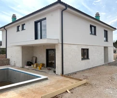 NOUVELLE MAISON MITOYENNE AVEC PISCINE ET JARDIN, DANS UN ENDROIT CALME !
