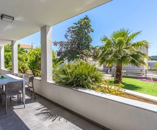 Villa in Rogoznica in zweiter Reihe zum Meer zu verkaufen in Kroatien