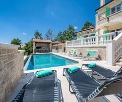 Villa de piedra con piscina, ubicación tranquila, propiedad única, en los alrededores de Pazin.