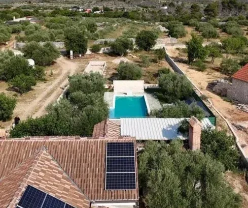 Vodice – Dům s bazénem a olivovým hájem ve vnitrozemí Vodice