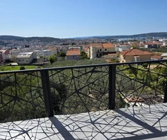 Trogir, appartement deux chambres 69 m², construction neuve, vue sur la mer, prêt à emménager