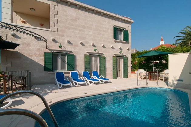 Brač, Mirca, belle maison en pierre indépendante avec piscine
