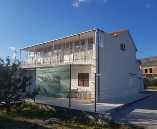 Trogir, Plano, due case con tre garage, su un terreno di 2100 m2