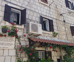 Kaštel Sućurac, radový dom 132 m2 v centre mesta, 50 m od mora