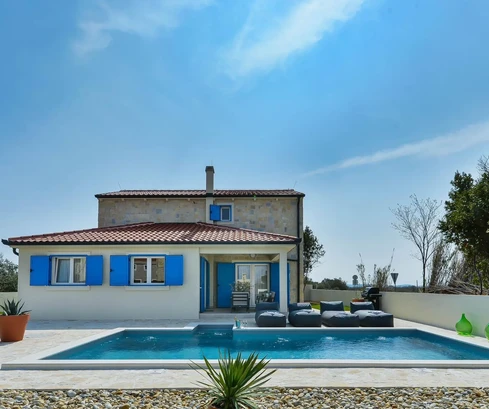 Hermosa casa en venta en Privlaka, a solo unos pasos del mar en Croacia