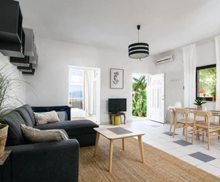 Spaziosa casa in vendita vicino alla spiaggia di Okrug in Croazia