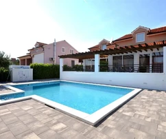 Vodice - Casa arredata con 2 appartamenti, situata in una zona tranquilla