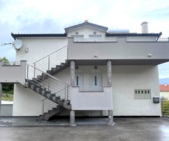 Ruhiges Apartmenthaus mit fünf Wohneinheiten auf Čiovo und Meerblick