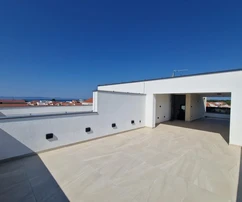 Vir - Apartmán s tromi spálňami, strešnou terasou a výhľadom na more a okolie