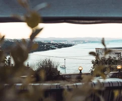 Opatija, Volosko, drei Wohnungen mit einer Gesamtfläche von 139 m² mit Panoramameerblick und einem großen Garten.