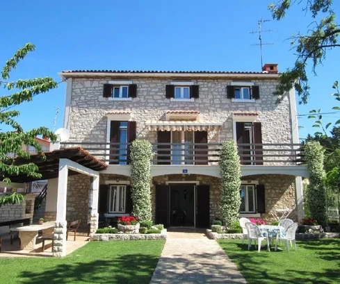 Casa in pietra istriana con un bellissimo giardino, situata in prima fila sul mare, Umago, ISTRIA.