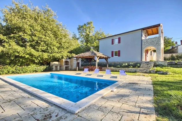 Istrie, oblast Poreč, rustikální istrijská vila s bazénem a prostorným dvorem na prodej